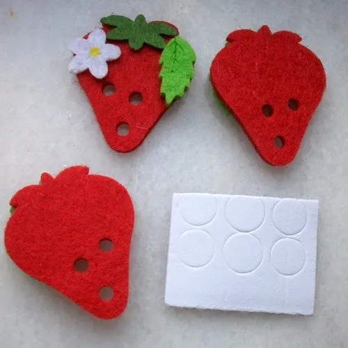 6 décorations appliques embellissements fraises en feutrine 36x30mm + pastilles autocollantes scrapbooking décoration embellisse