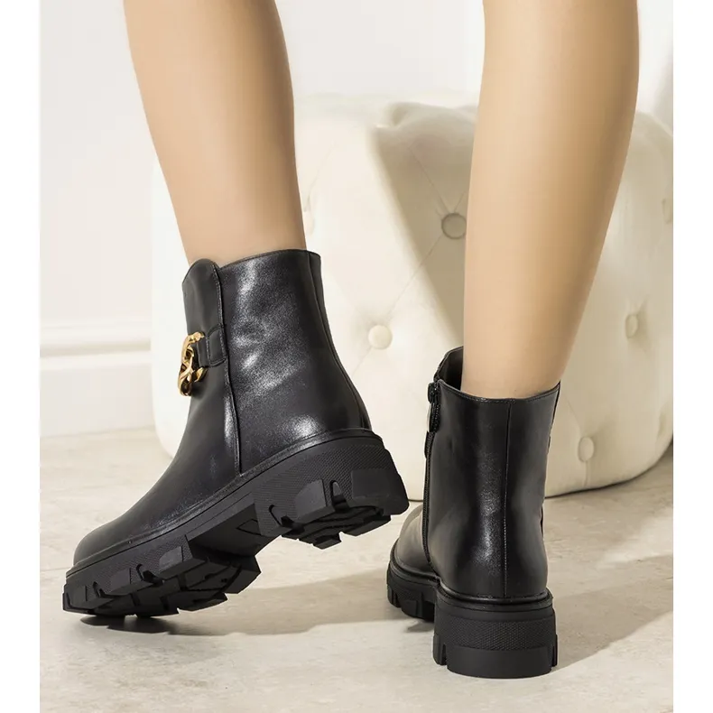 Bottines matelassées noires avec une chaîne de Kathlyn le noir