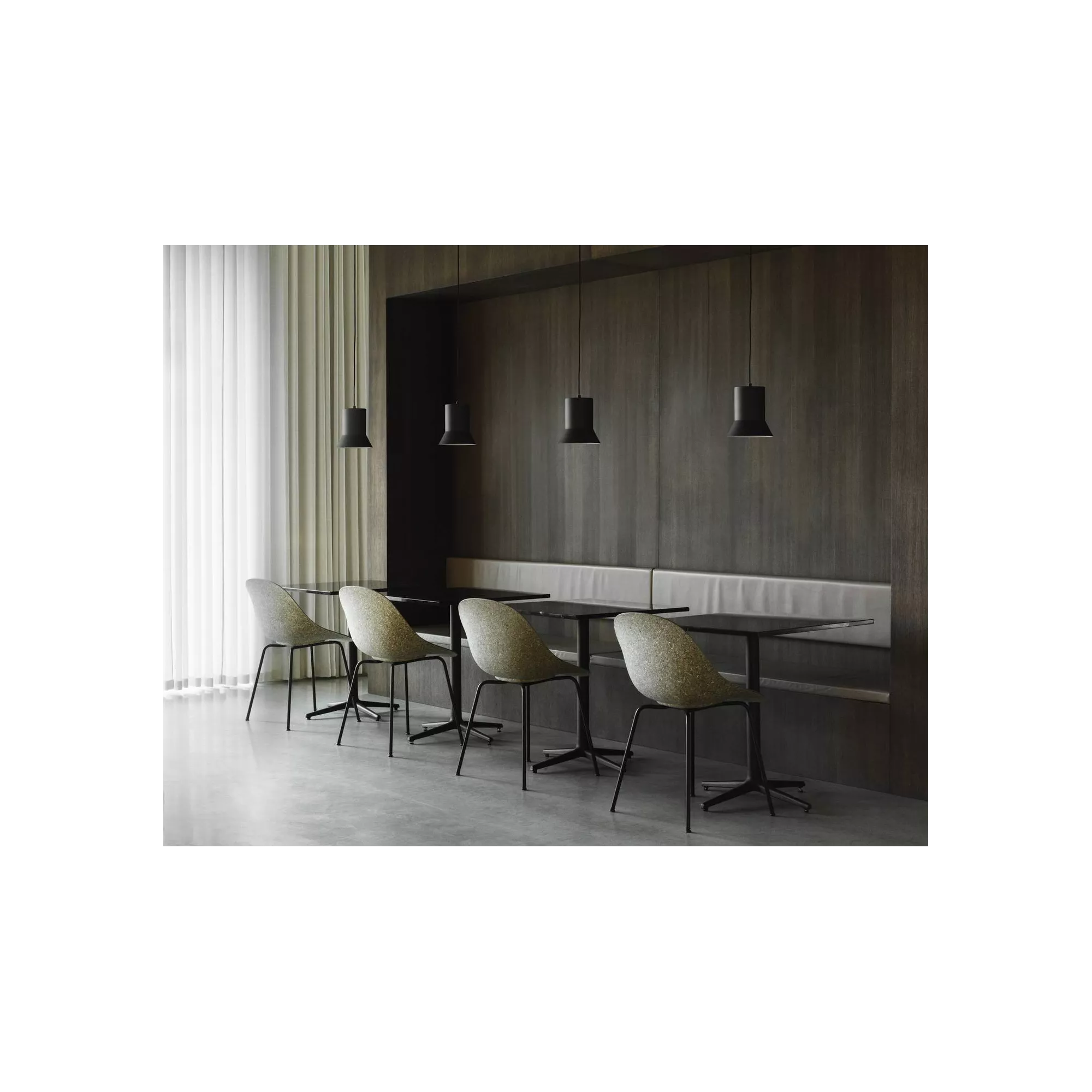 Chaise MAT en algue zostère, pied métal noir / Normann Copenhagen