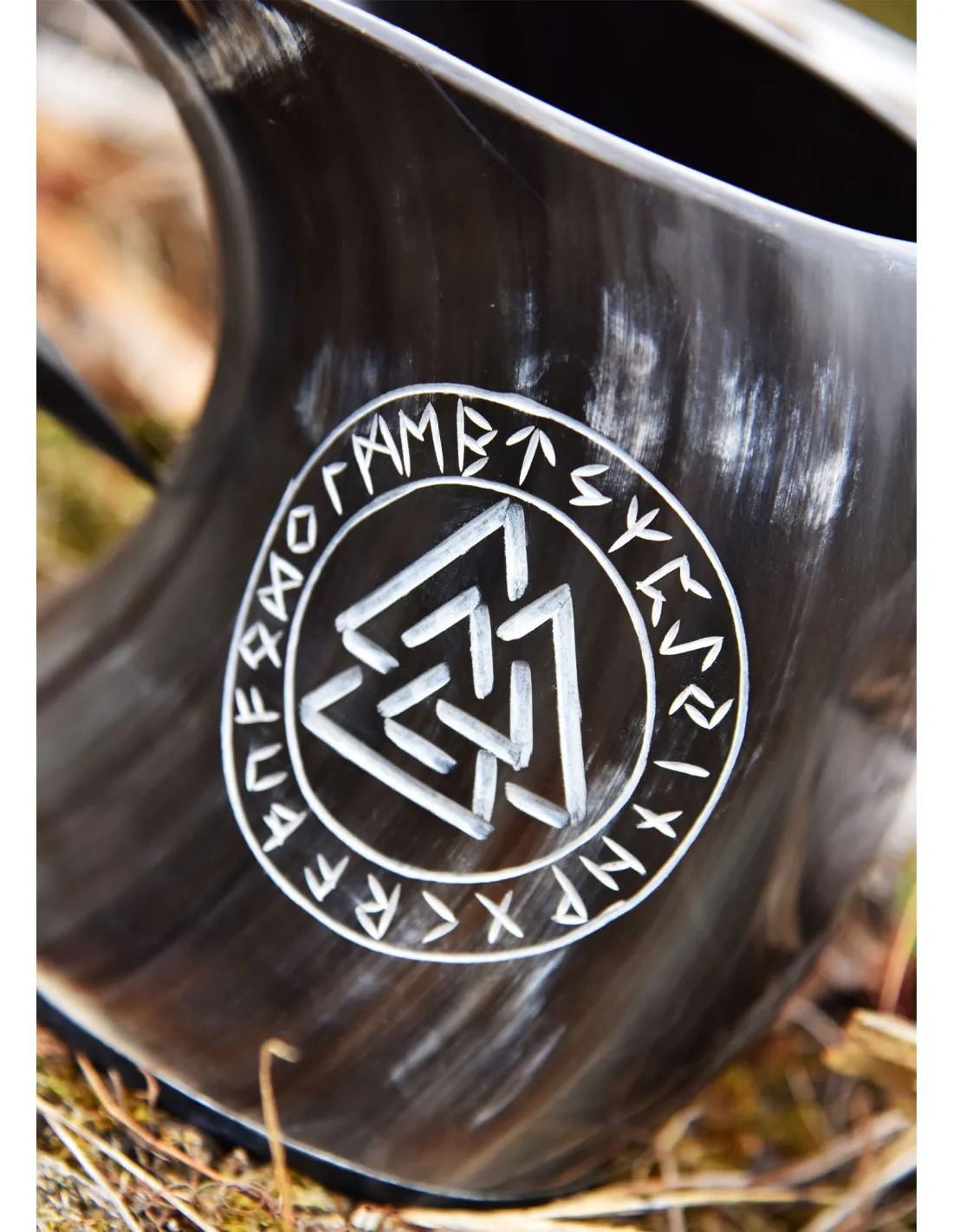 Chope de bière celtique avec valknut et runes (650-800 ml.) ⚔️ Boutique Épées
