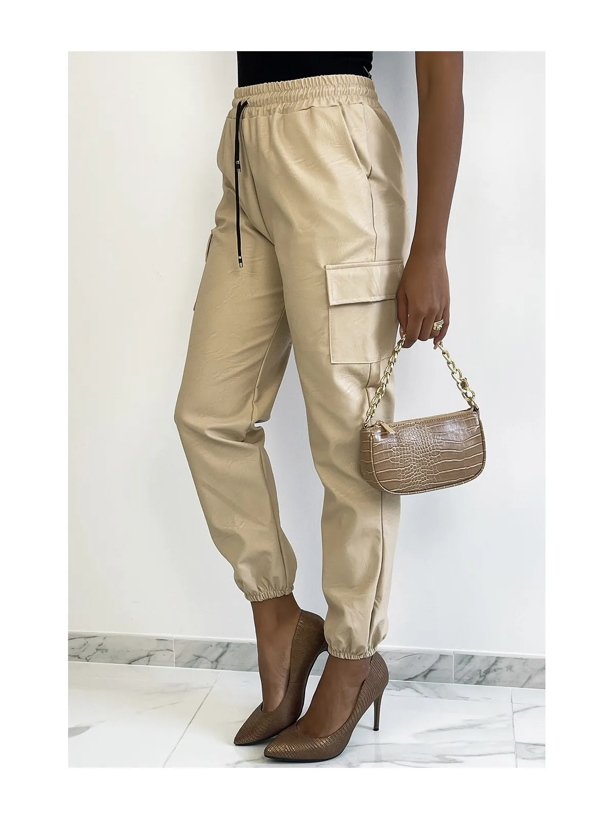 Pantalon cargo beige en simili avec poches