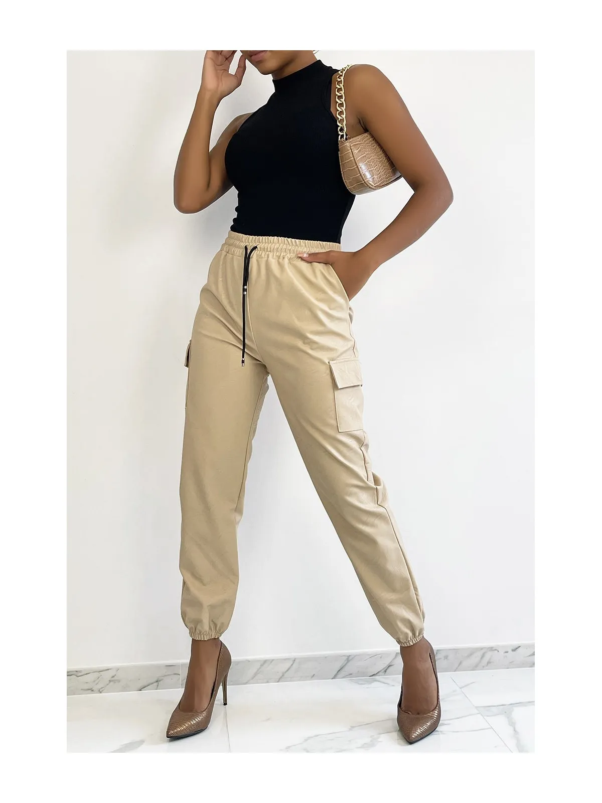 Pantalon cargo beige en simili avec poches