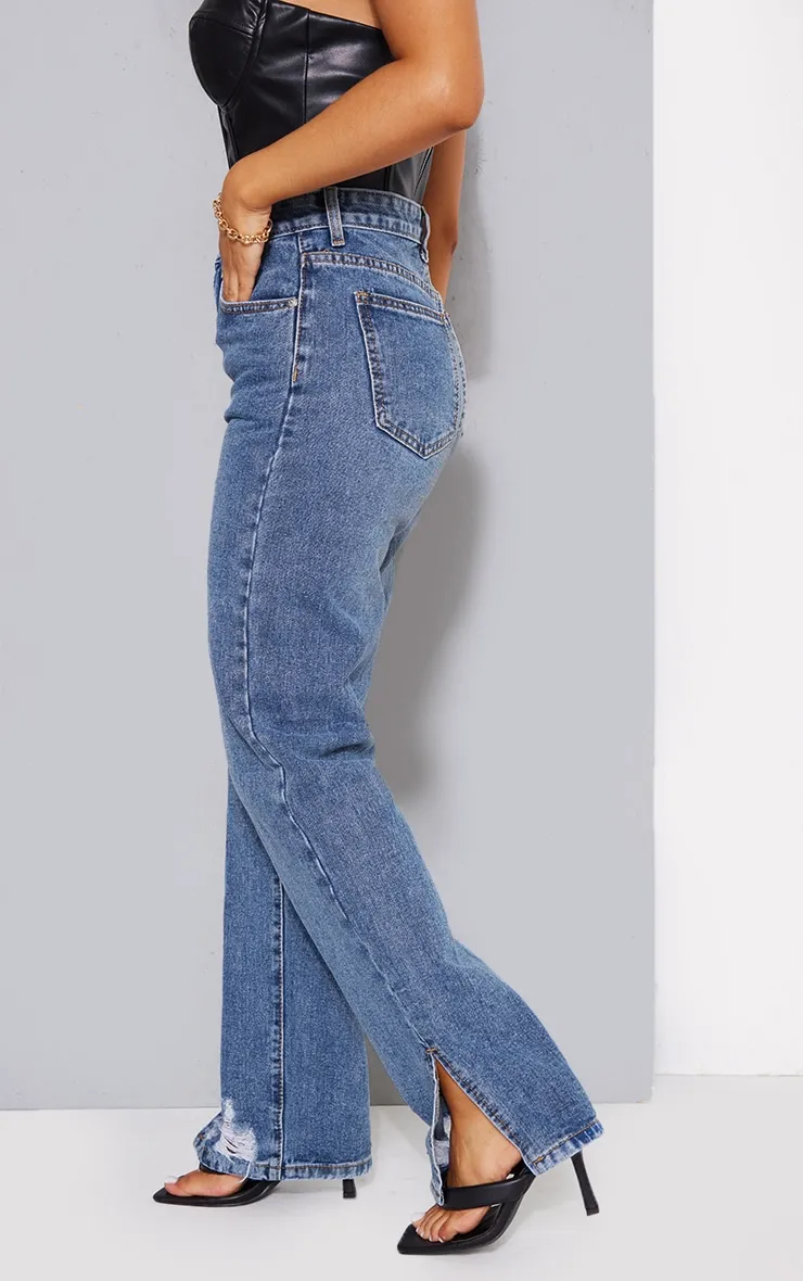 Petite Jean droit bleu moyennement délavé à partie déchirée et ourlets fendus